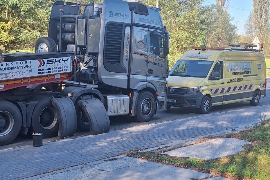 Serwis pojazdu ciężarowego na drodze. Dwa pojazdy w lewej ciężarówka po prawej pojazd serwisu mobilnego tir