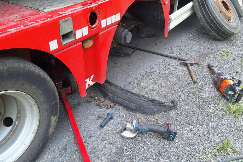 Mobilna naprawa koła w naczepie ciężarówki